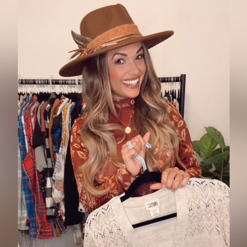 @chantall_me is LIVE! - Picture 8 of 17